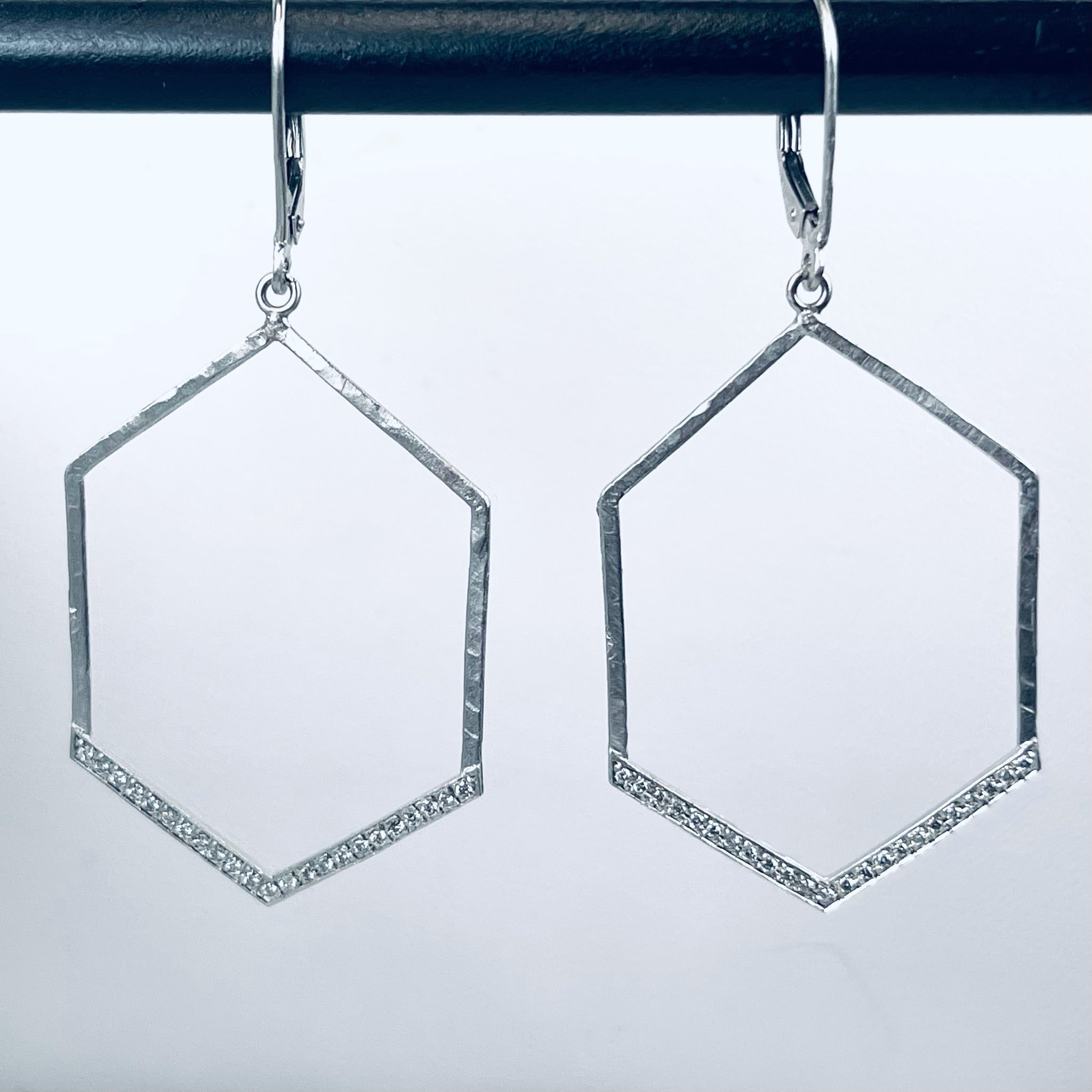WD878 14kt Hammered Hex pave detail earring