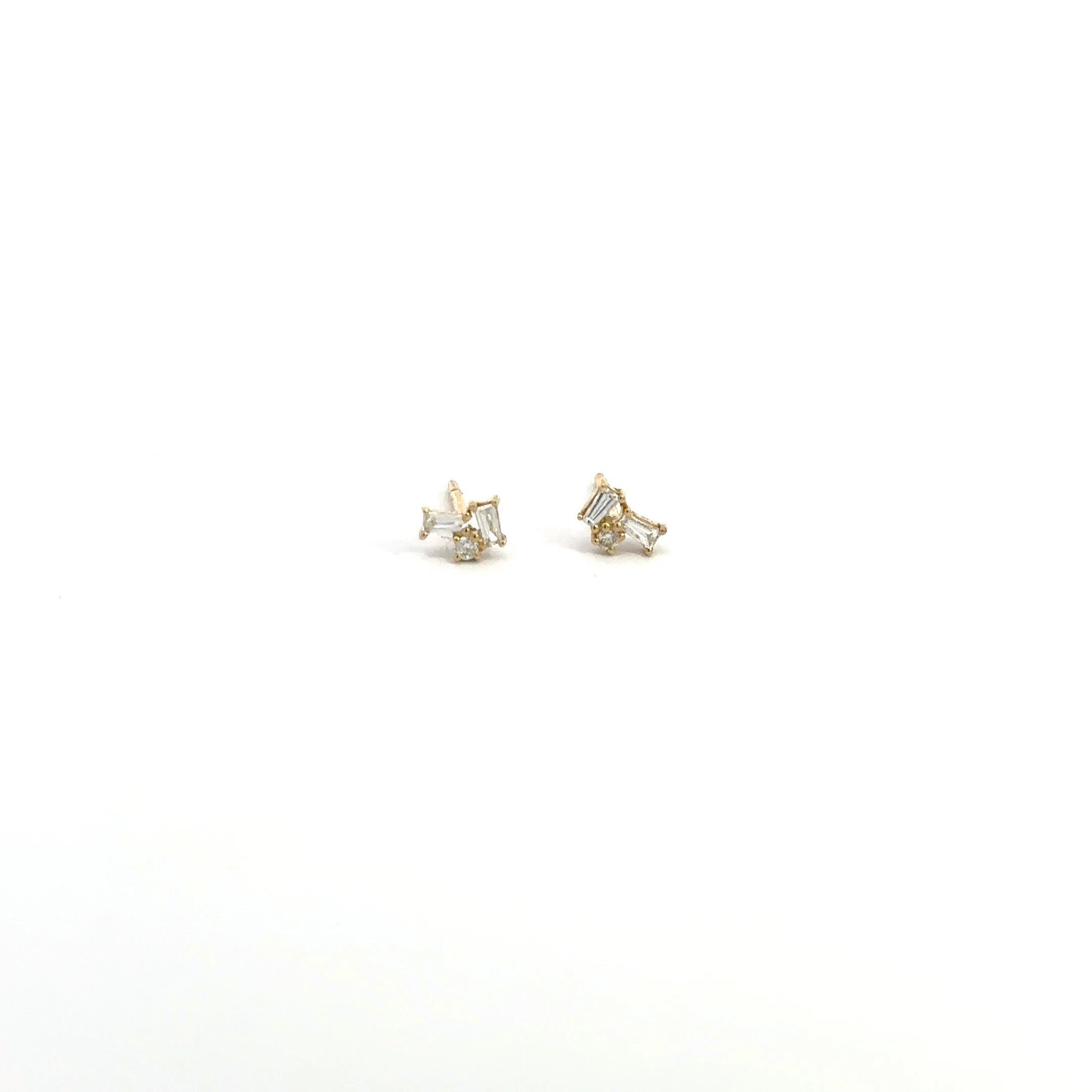 WD975 14kt gold Baguette and round diamond .20ct studs