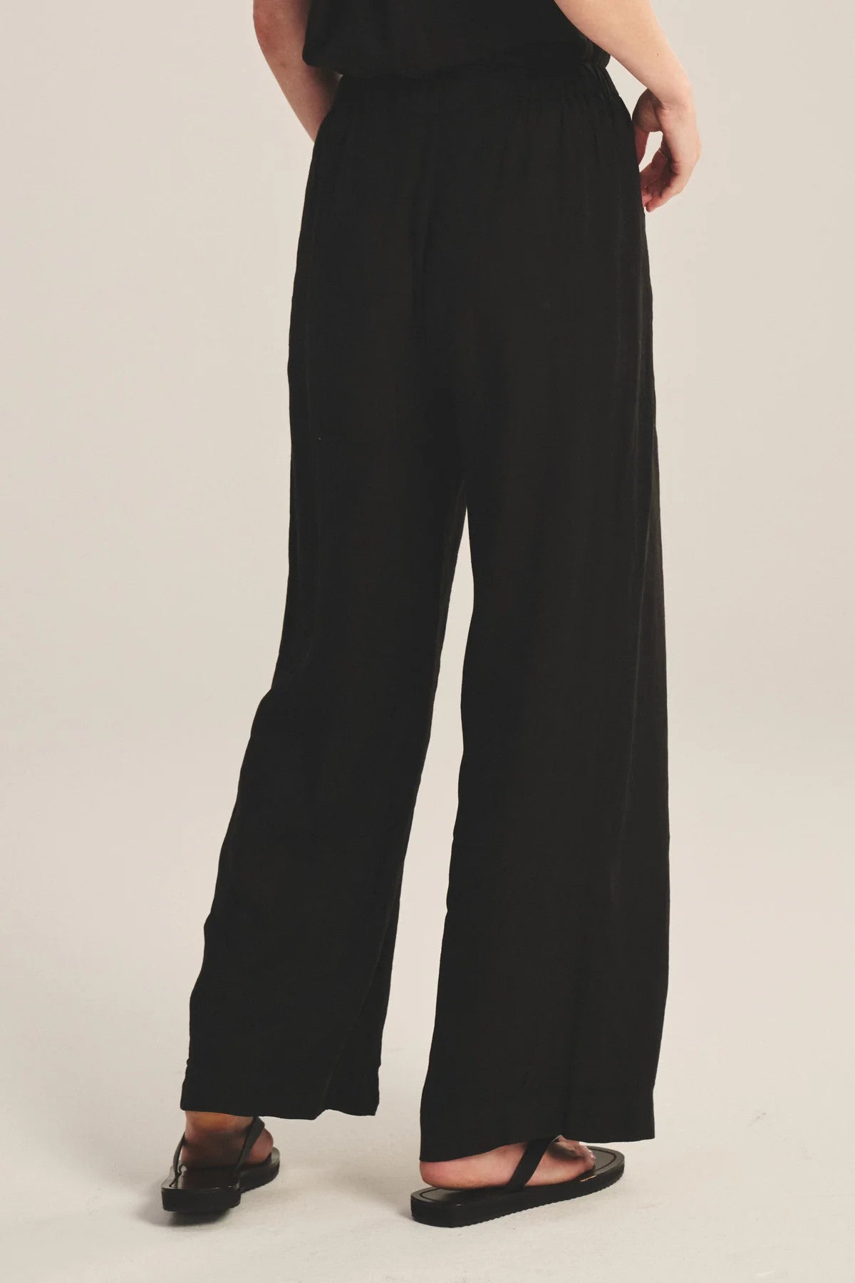 LoLA03 Velvet by Graham & Spencer The Lola Linen pant