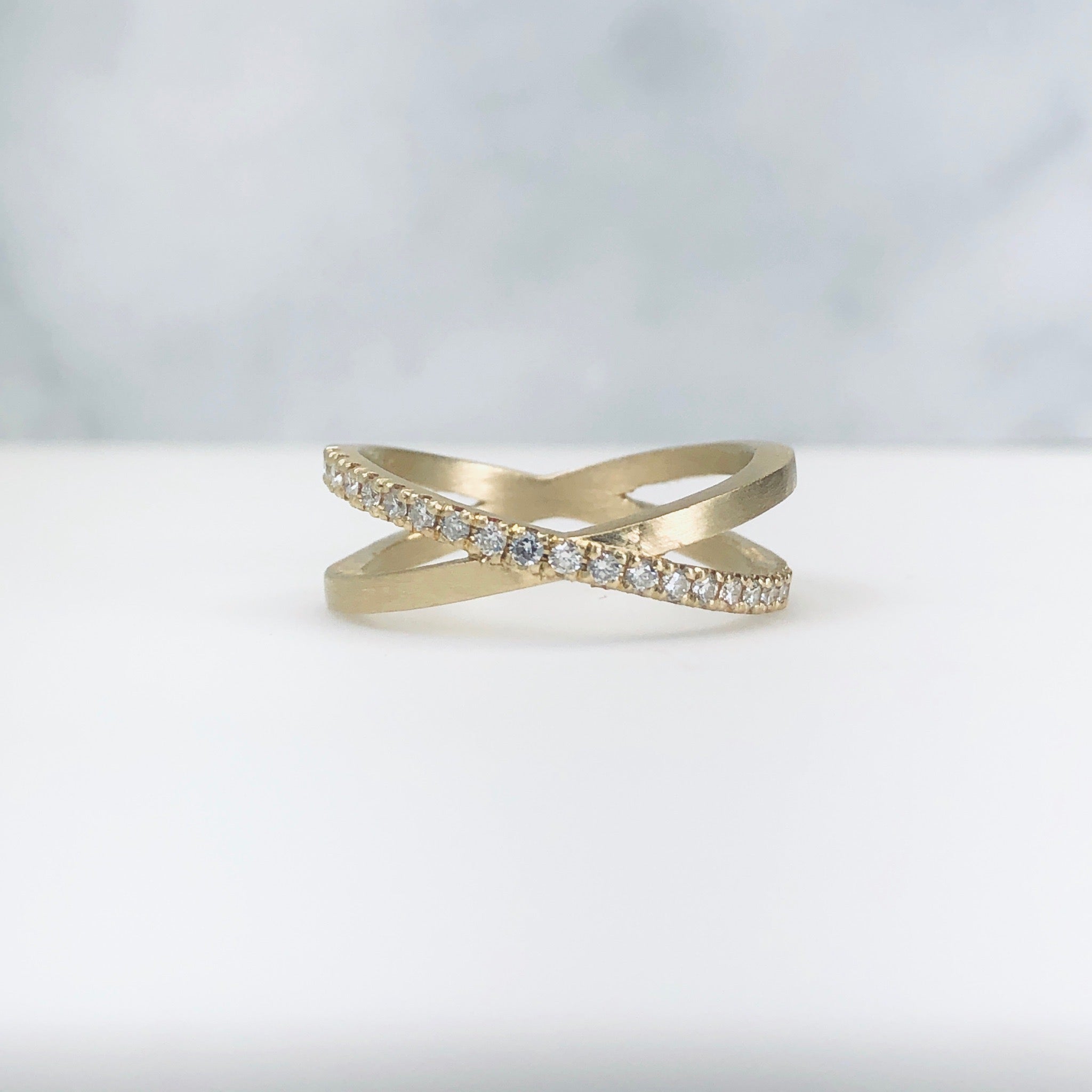 WD103-W The 'X' Kiss Ring