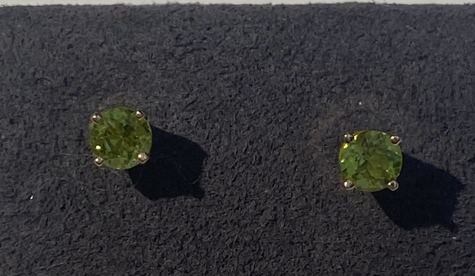 WD997 14kt gold, peridot stud