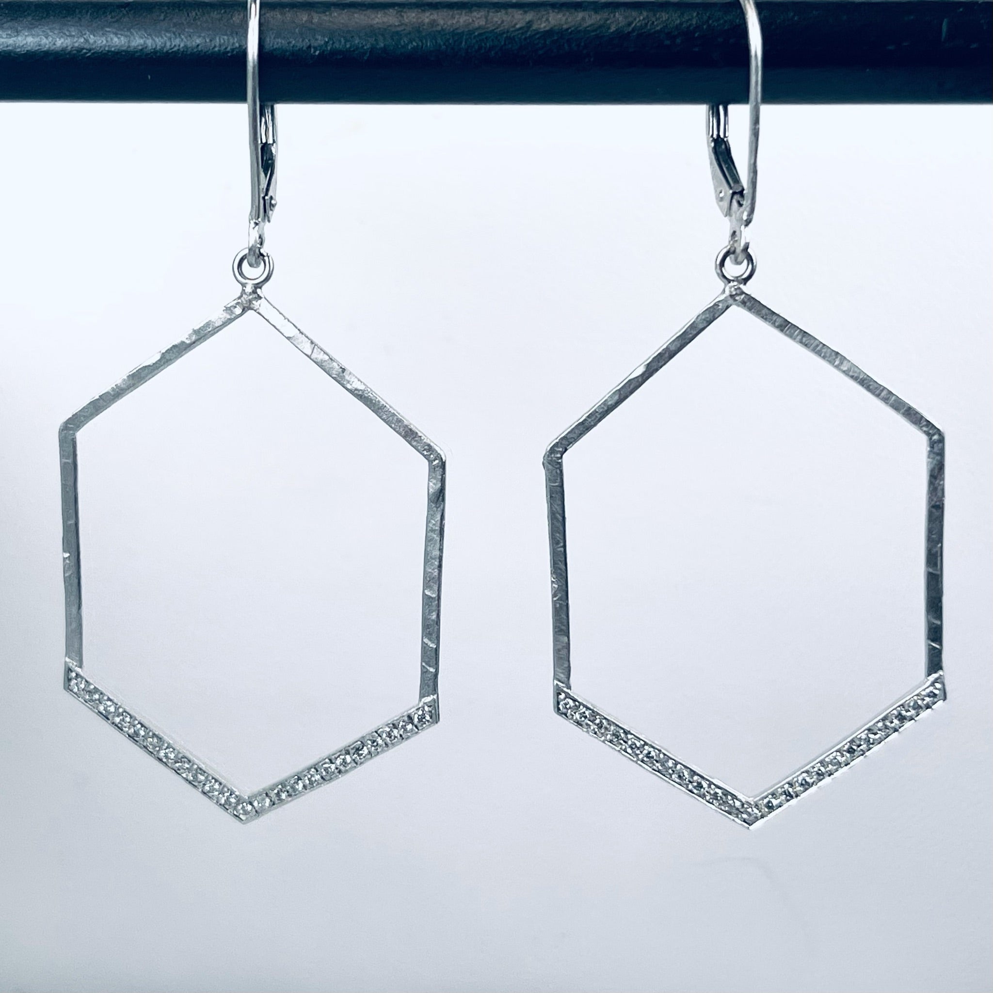 WD878 14kt Hammered Hex pave detail earring