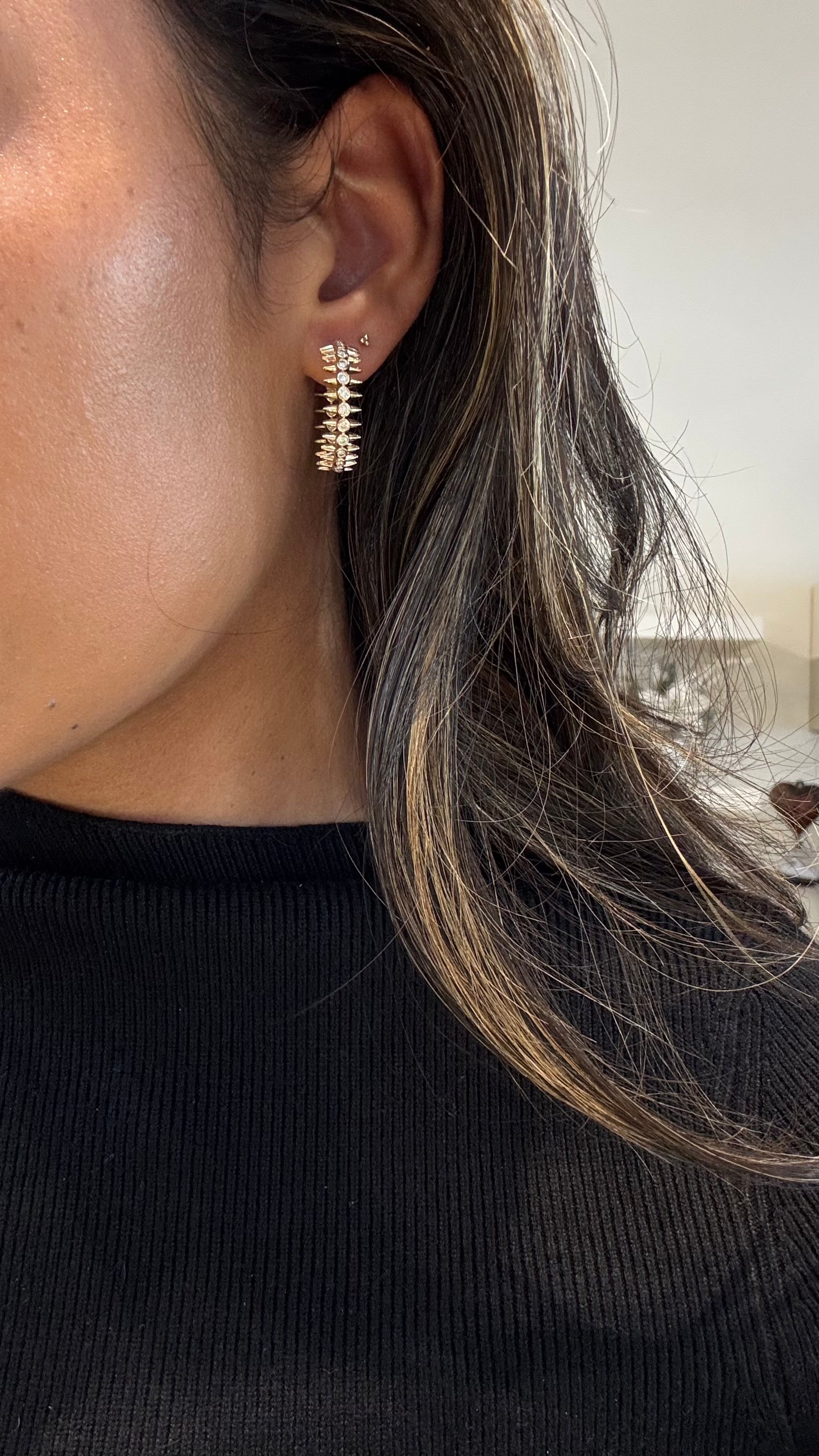 WD1853 14kt Gold Spike Diamond Hoop