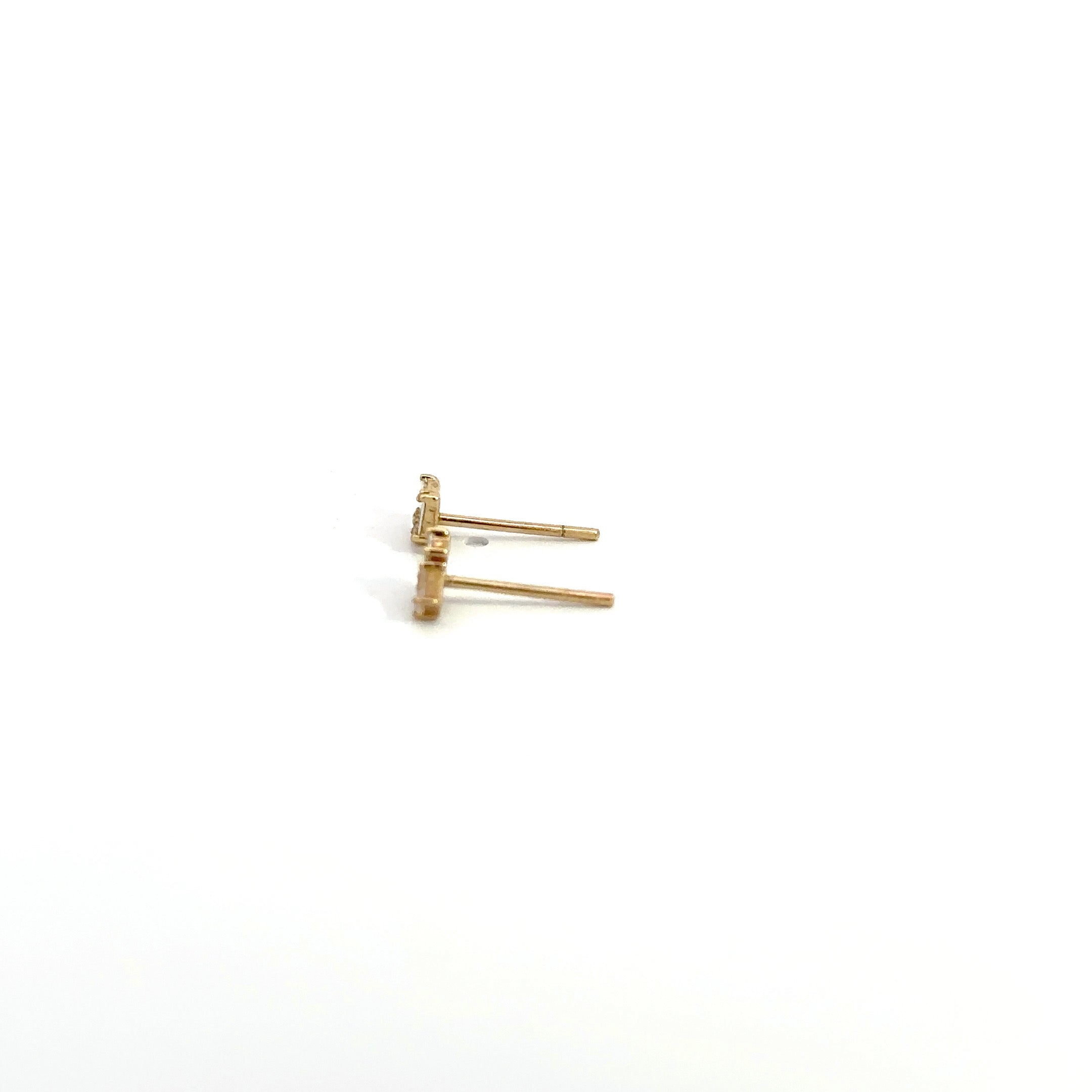 WD975 14kt gold Baguette and round diamond .20ct studs