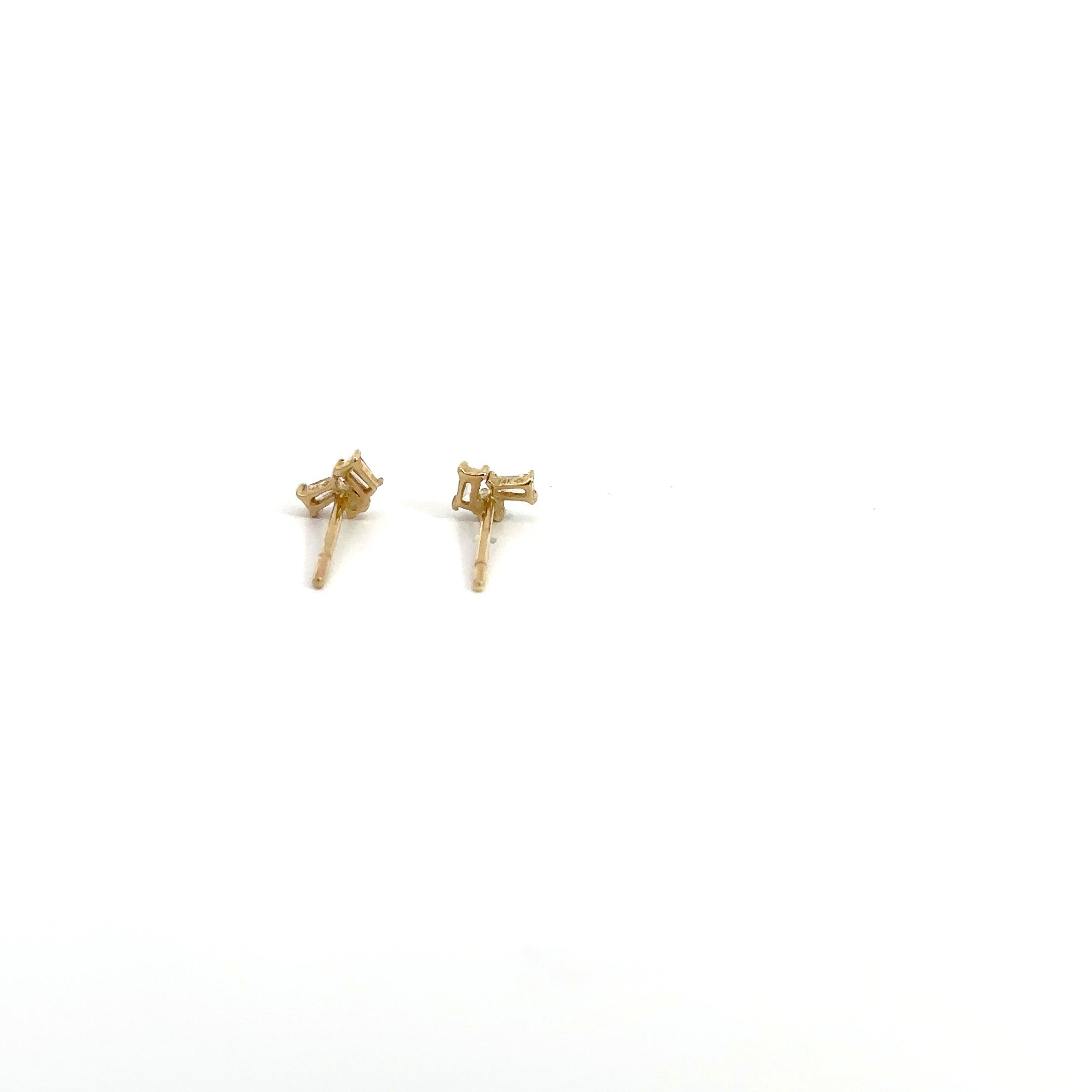 WD975 14kt gold Baguette and round diamond .20ct studs