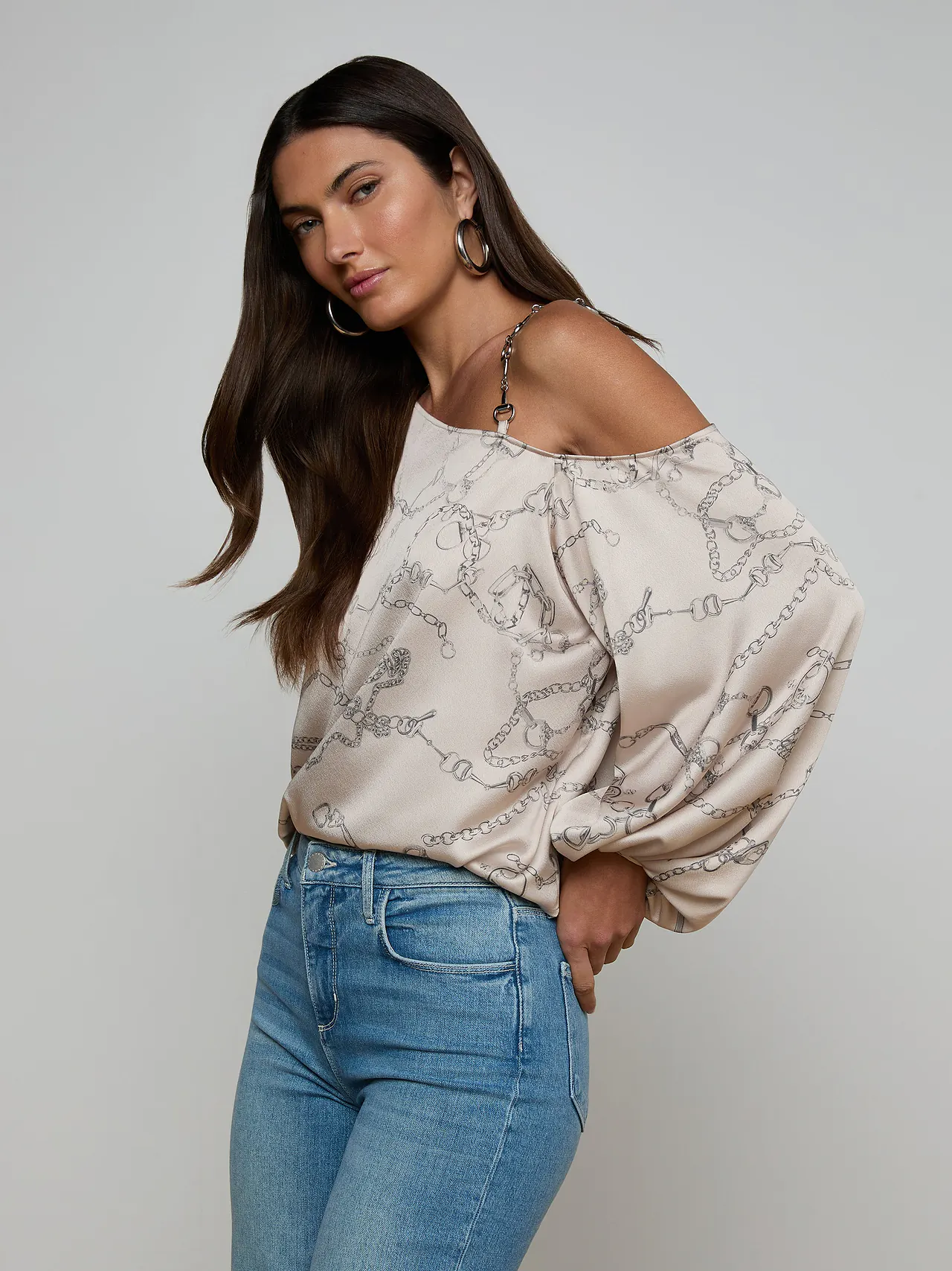 40706IGAgbuu L'AGENCE Asami Chain One-Shoulder Blouse